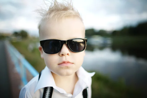 Kleiner Herr mit Sonnenbrille — Stockfoto