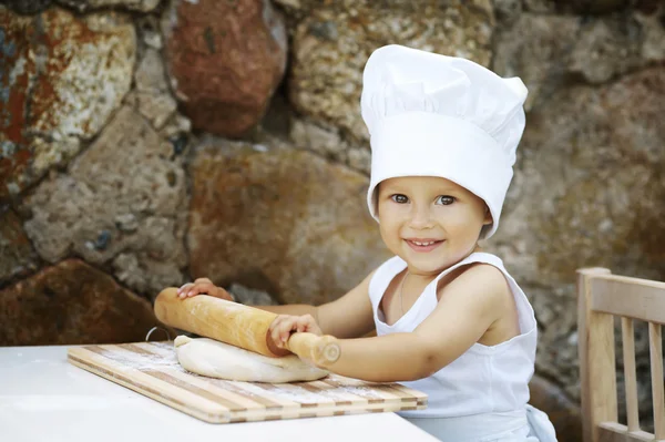 Ładny chłopczyk z kapelusz kucharz — Zdjęcie stockowe