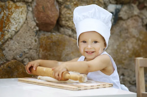 Schattige kleine jongen met chef-kok hoed — Stockfoto