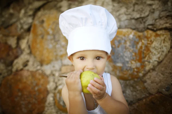 Cute little boy eats apple — Stock Photo, Image