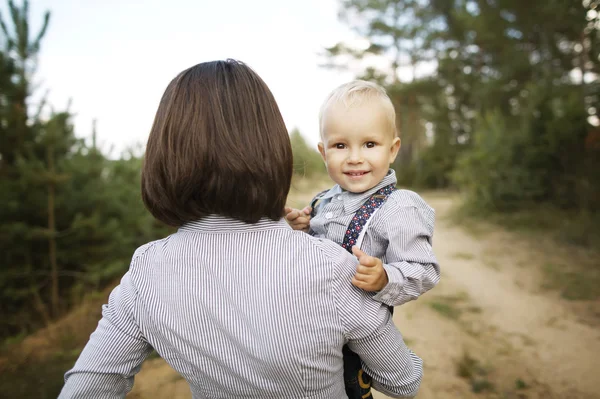 Pequeno bebê feliz com a mãe — Fotografia de Stock