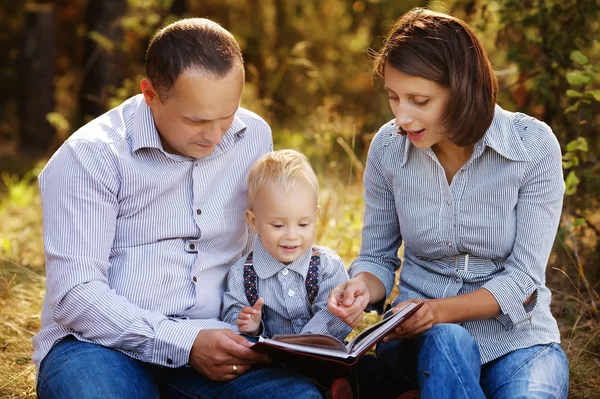 Feliz livro de leitura da família — Fotografia de Stock