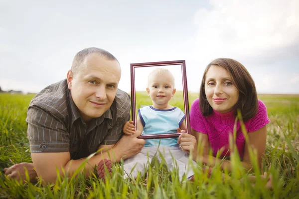 Lachende familie via frame — Stockfoto