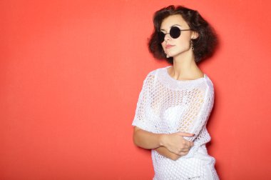 kırmızı zemin üzerine güzel bir kız