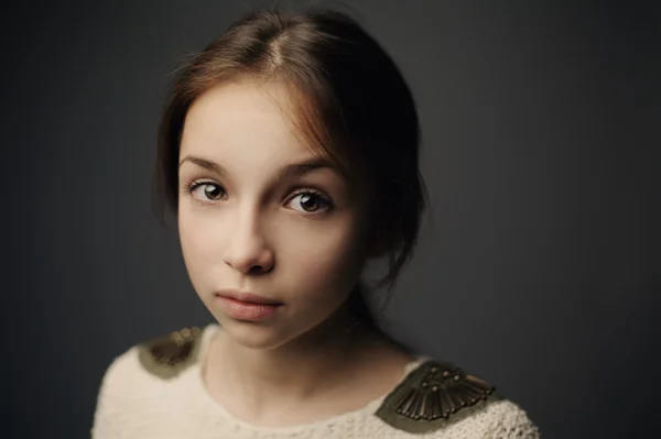 Young beautiful girl portrait — Stock Photo, Image