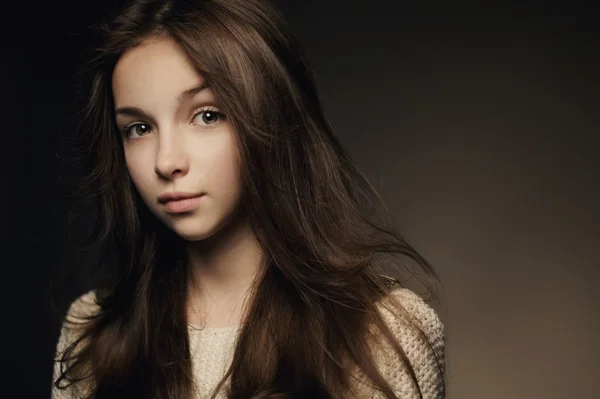 Young beautiful girl portrait — Stock Photo, Image