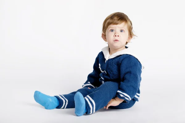 Lindo pequeño marinero bebé en blanco —  Fotos de Stock
