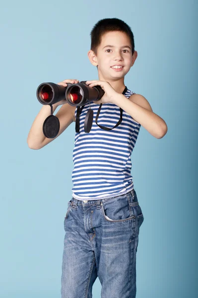 Piccolo marinaio con binocolo — Foto Stock