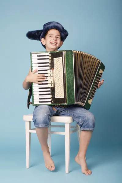 Маленький смішний гравець на акордеоні — стокове фото