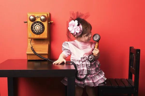 Liten flicka med vintage telefon — Stockfoto