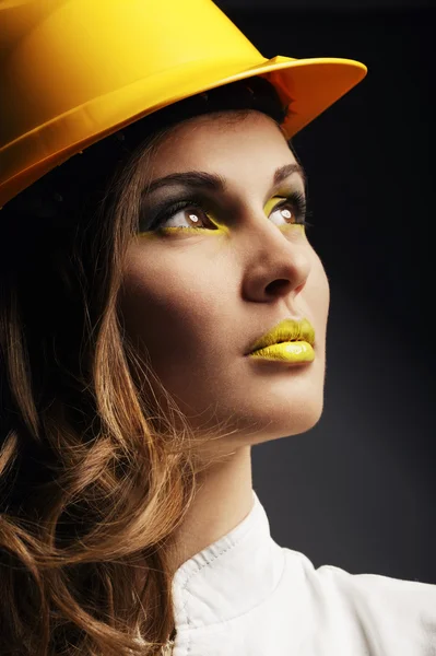 Όμορφη κοπέλα με το κίτρινο κράνος — Φωτογραφία Αρχείου