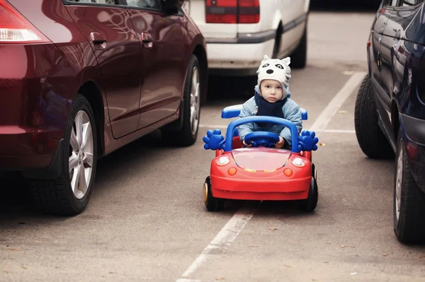 Kleine jongen op parking — Stockfoto