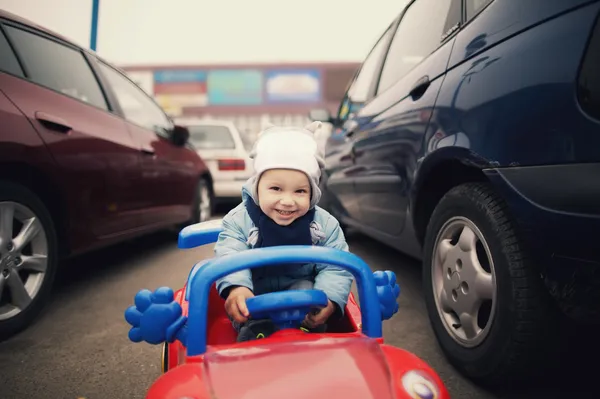 Chłopczyk na parkingu — Zdjęcie stockowe