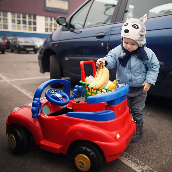 Menino no estacionamento — Fotografia de Stock