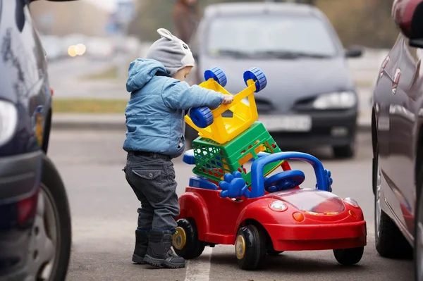 Kleine jongen op parking — Stockfoto