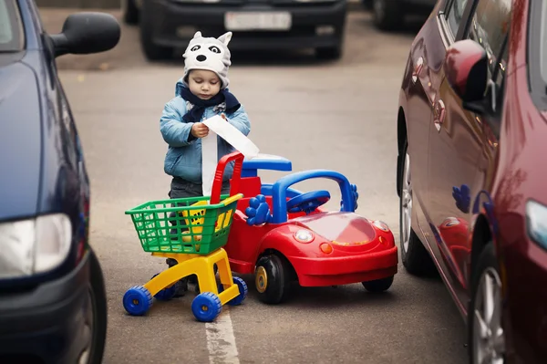 Kleine jongen op parking — Stockfoto