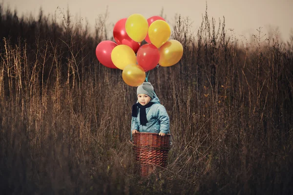 小男孩想要飞上气球 — 图库照片
