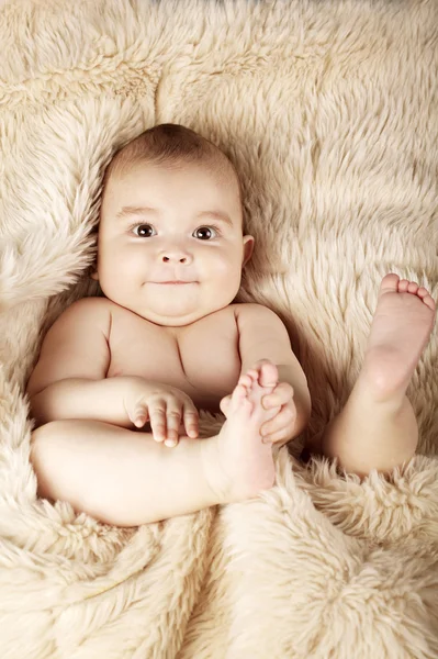 Bonito retrato de bebê deitado na pele — Fotografia de Stock