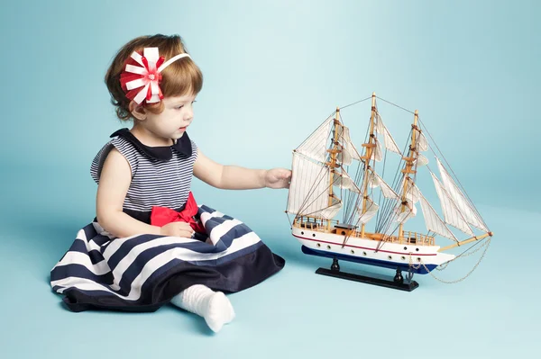 Matelot fille mignonne avec bateau modèle — Photo