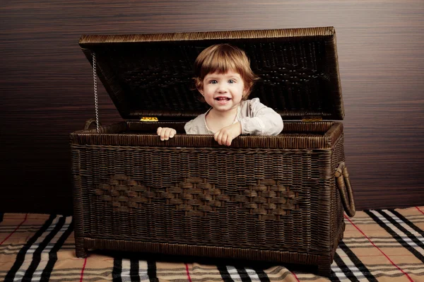 Lindo bebê com mala — Fotografia de Stock