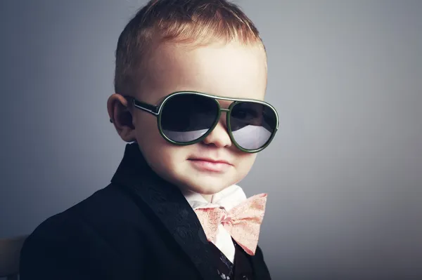 Pequeno cavalheiro elegante com óculos de sol — Fotografia de Stock