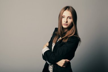 gri arka plan üzerinde poz kız moda