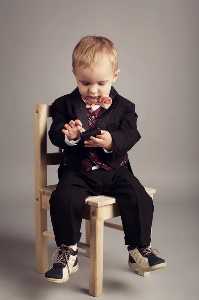 Маленький бизнесмен с мобильным телефоном — стоковое фото