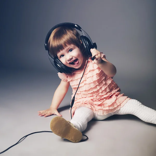 Menina com fones de ouvido — Fotografia de Stock