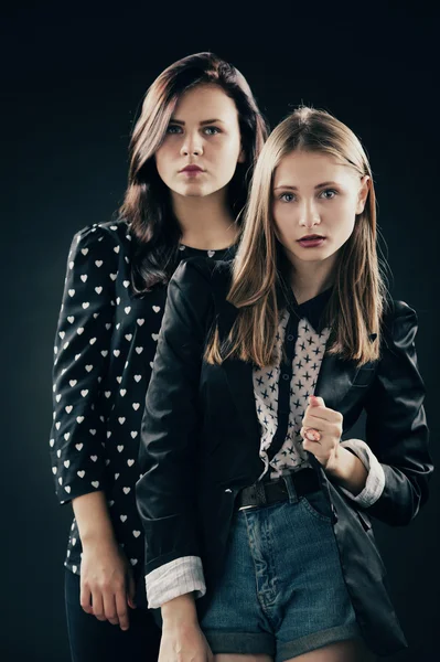Dvě dívky studiový portrét — Stock fotografie