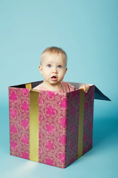 Little girl sitting in box — Stock Photo, Image