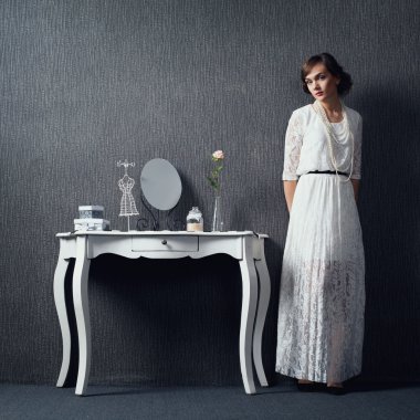 Karanlık arka planda güzel bir kız.