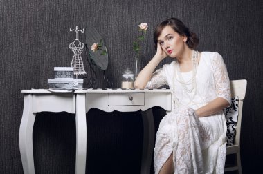 Karanlık arka planda güzel bir kız.