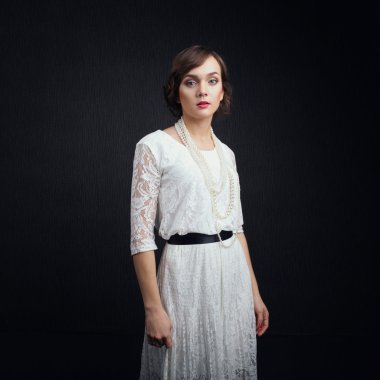 Karanlık arka planda güzel bir kız.