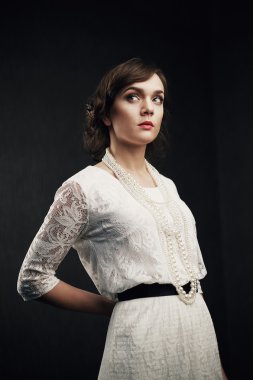 Karanlık arka planda güzel bir kız.