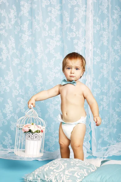 Menino bonito com gaiola — Fotografia de Stock