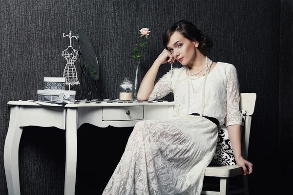 Karanlık arka planda güzel bir kız.