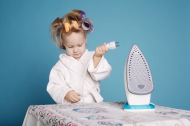 sevimli küçük ev hanımı ile demir