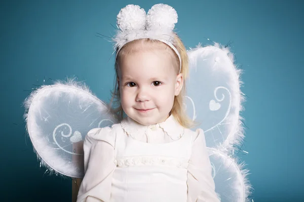Schattig klein meisje met vlinder kostuum — Stockfoto