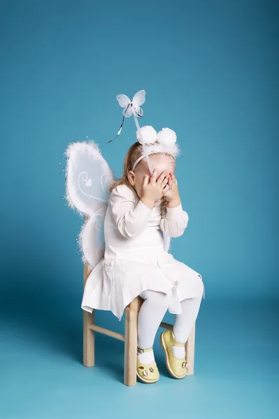 Söt liten flicka med fjäril kostym — Stockfoto