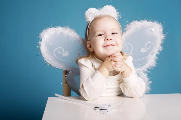 Roztomilá holčička s kostým motýl — Stock fotografie