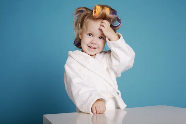 Menina bonito com curler — Fotografia de Stock