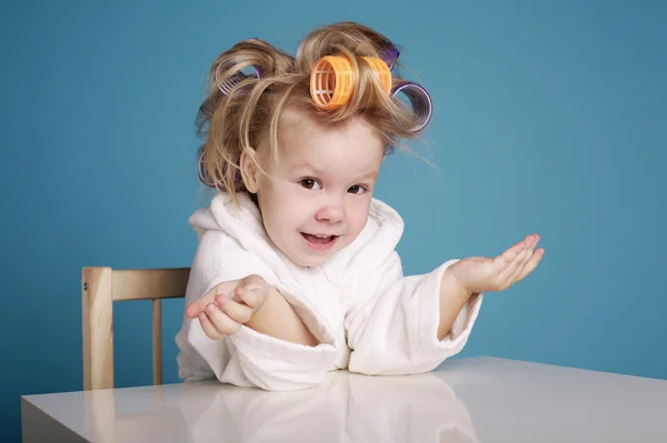 Menina bonito com curler — Fotografia de Stock