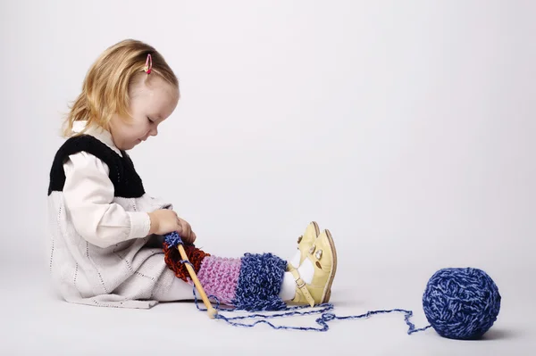 Μικρό κορίτσι πλέξιμο κασκόλ — Φωτογραφία Αρχείου