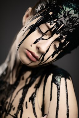 yüz boyama akan ile güzel kız