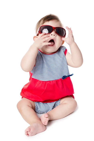 Baby met zonnebril geïsoleerd op witte achtergrond — Stockfoto