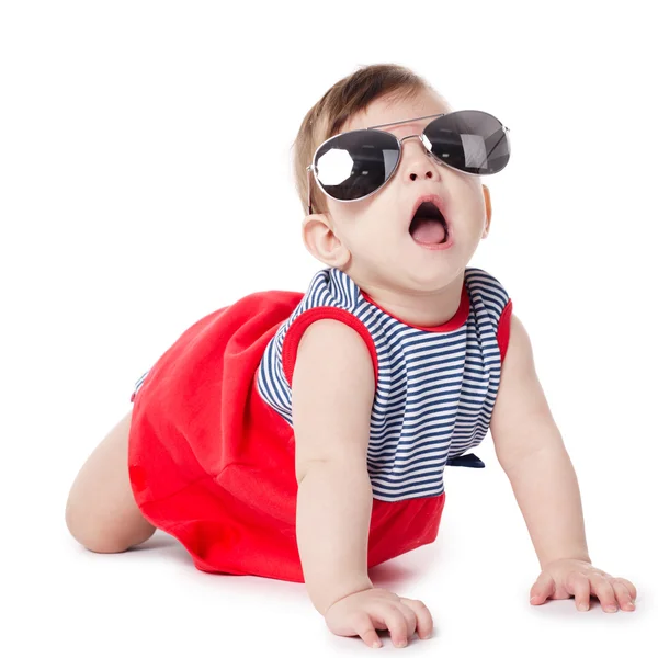 Bébé avec des lunettes de soleil isolées sur fond blanc — Photo