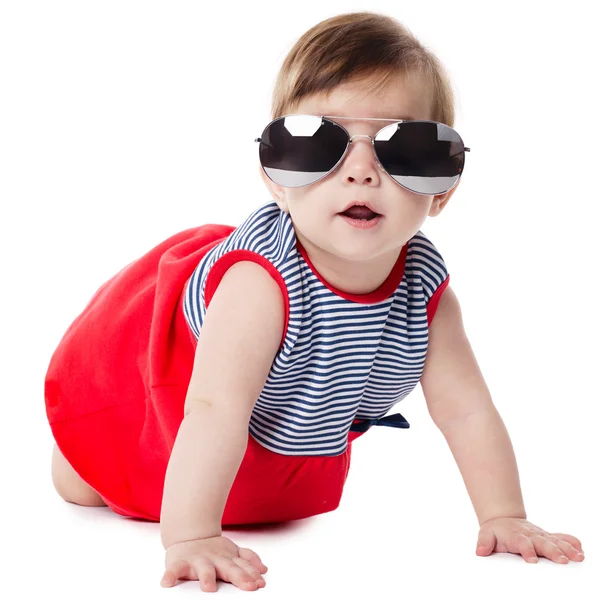 Bébé avec des lunettes de soleil isolées sur fond blanc — Photo