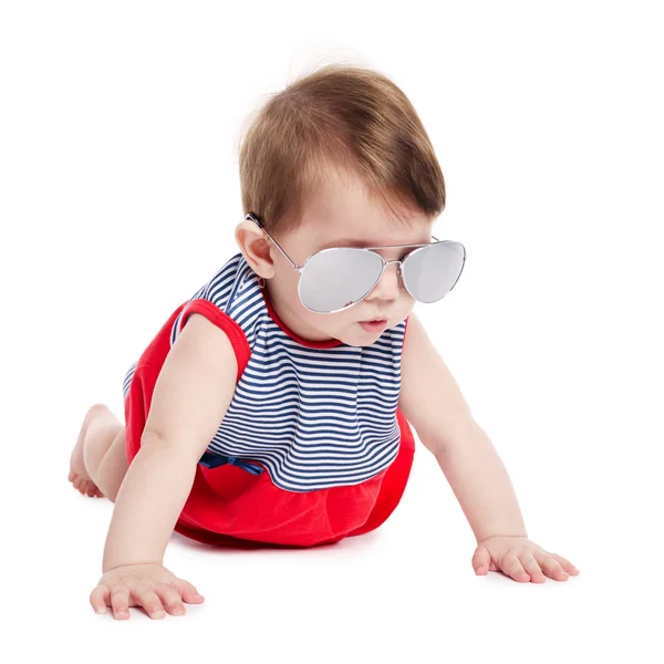 Bebê com óculos de sol isolados no fundo branco — Fotografia de Stock
