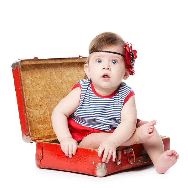 Ребенок с чемоданом изолированы на белом — стоковое фото