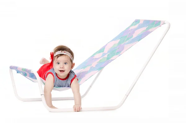 Bébé couché sur chaise longue isolé sur blanc — Photo